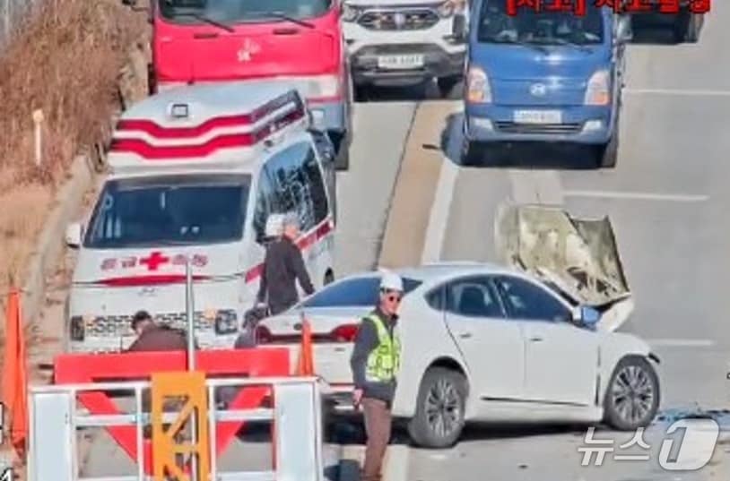 강원 강릉 사천면 동해고속도로 삼척방향 사고현장.&#40;강원도소방본부 제공, 재판매 및 DB금지&#41;