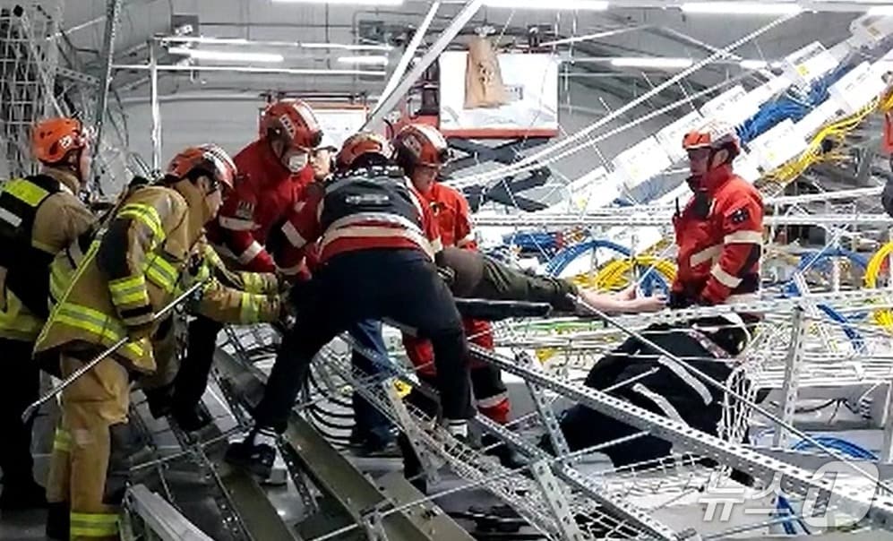 28일 오전 10시 42분쯤 금천구 가산동의 11층짜리 건물 9층 서버실에서 상부 구조물에 고정된 케이블을 내리는 작업 도중 붕괴하는 사고가 벌어져 소방에 구조에 나섰다.(서울 금천소방서 제공)