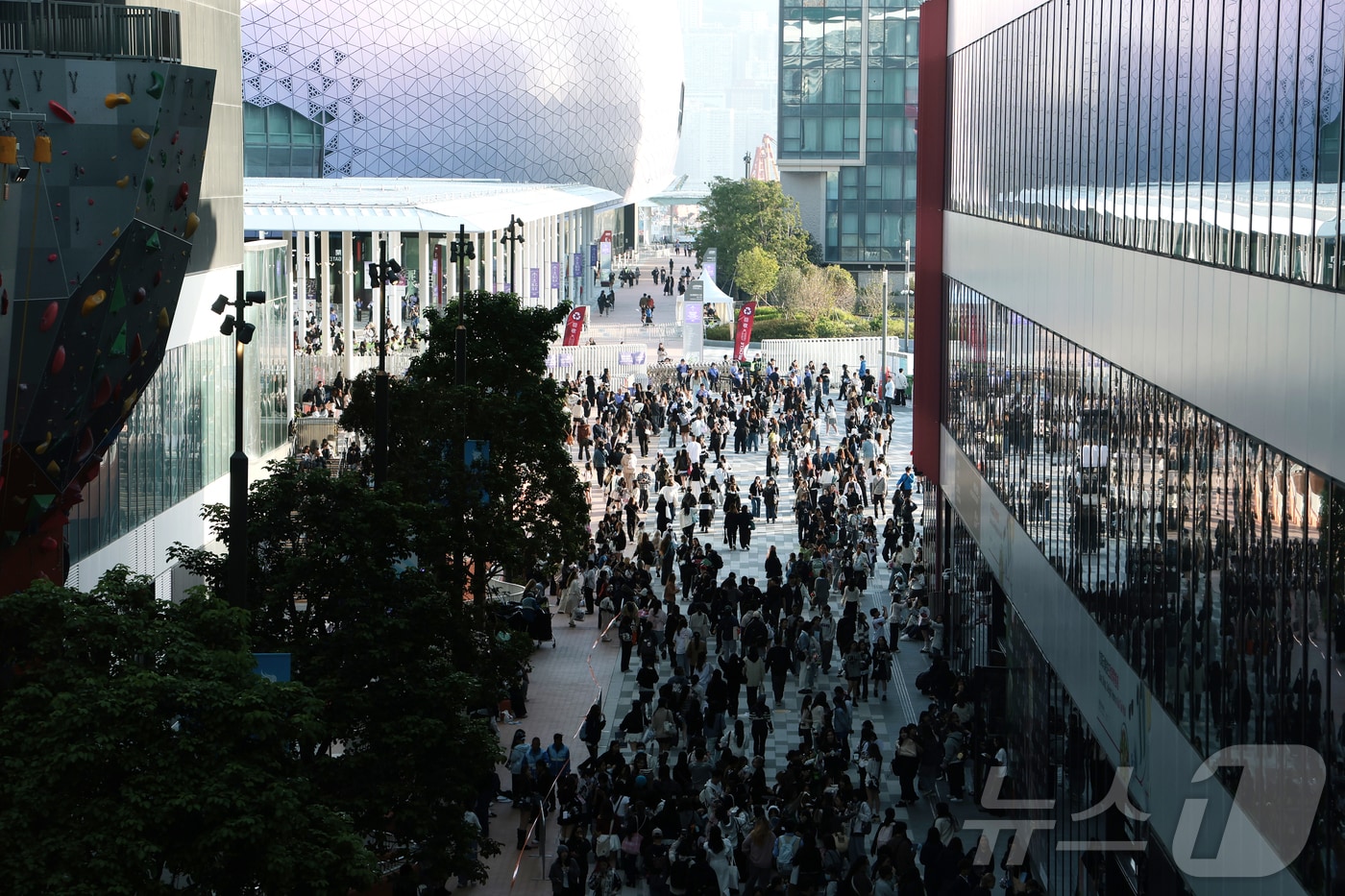 28일 오후 홍콩 카이탁 스타디움에서 열린 대중음악 시상식 '2025 마마 어워즈'(2025 MAMA AWARDS)를 찾은 K-POP 글로벌 팬들이 입장하고 있다. 2025.11.28/뉴스1 ⓒ News1 권현진 기자