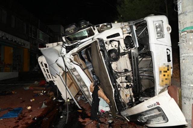 오후 10시 44분쯤 금천구 시흥동에서 내리막길을 주행하던 4.5톤 냉동탑차 트럭이 가드레일에 부딪혔다/ 금천소방서 제공