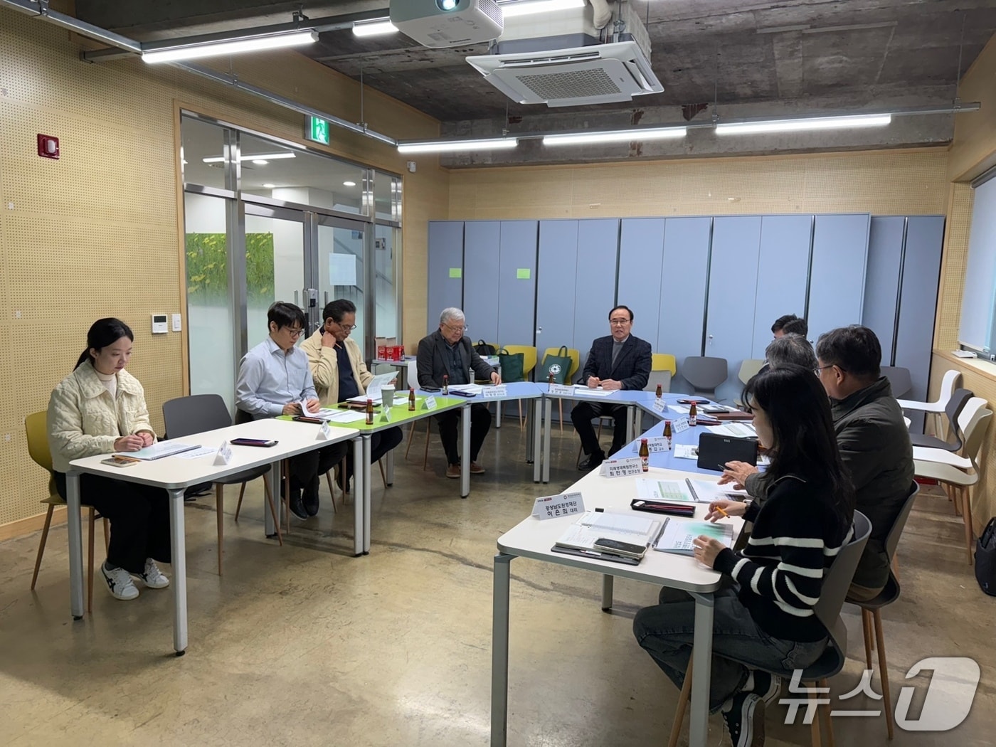 경남도와 경남환경재단 관계자들이 자연환경 정밀조사 최종보고회를 진행하고 있다.(경남도 제공. 재판매 및 DB 금지)