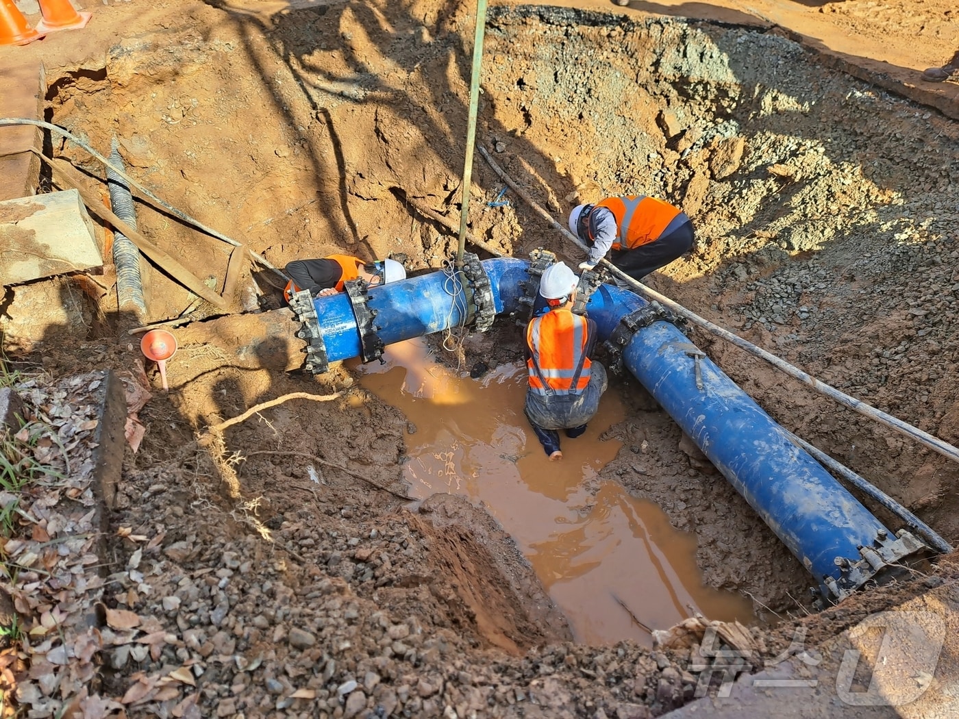 광주 북구 일곡동의 송수로에서 누수가 발생해 광주상수도사업본부가 복구에 나선 모습.  &#40;사진은 기사 내용과 무관함&#41; / 뉴스1 ⓒ News1&#40;광주상수도사업본부. 재판매 및 DB 금지&#41; 