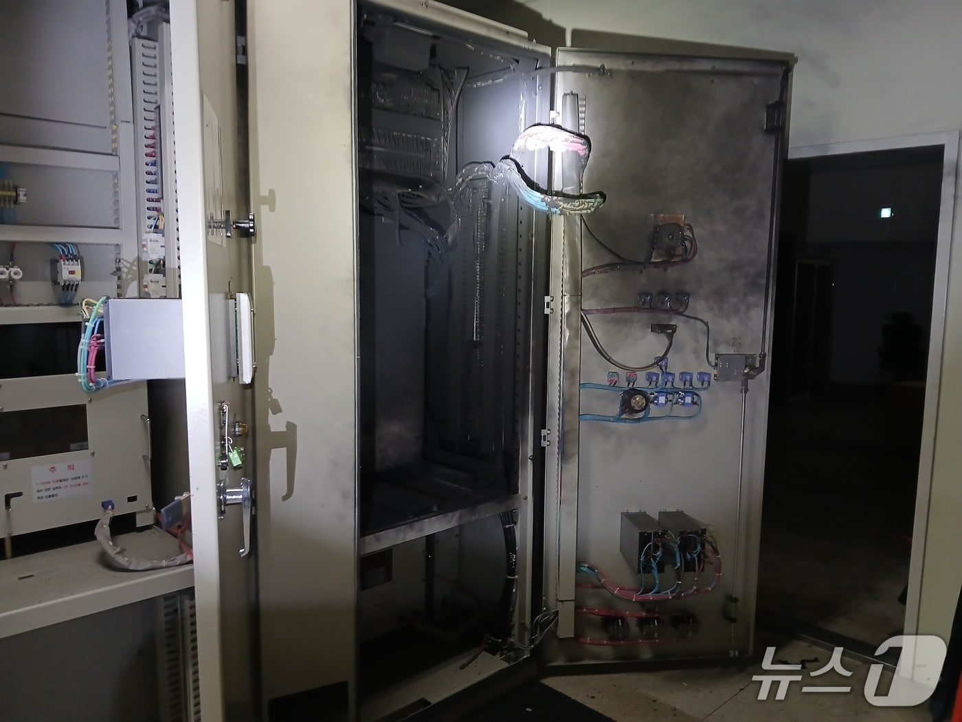 지난 28일 오후 10시6분쯤 경북 영양군 석보면에 있는 풍력발전소 발전시설에서 불이 나 40여분 만에 진화됐다.(경북소방본부 제공. 재판매 및 DB금지)