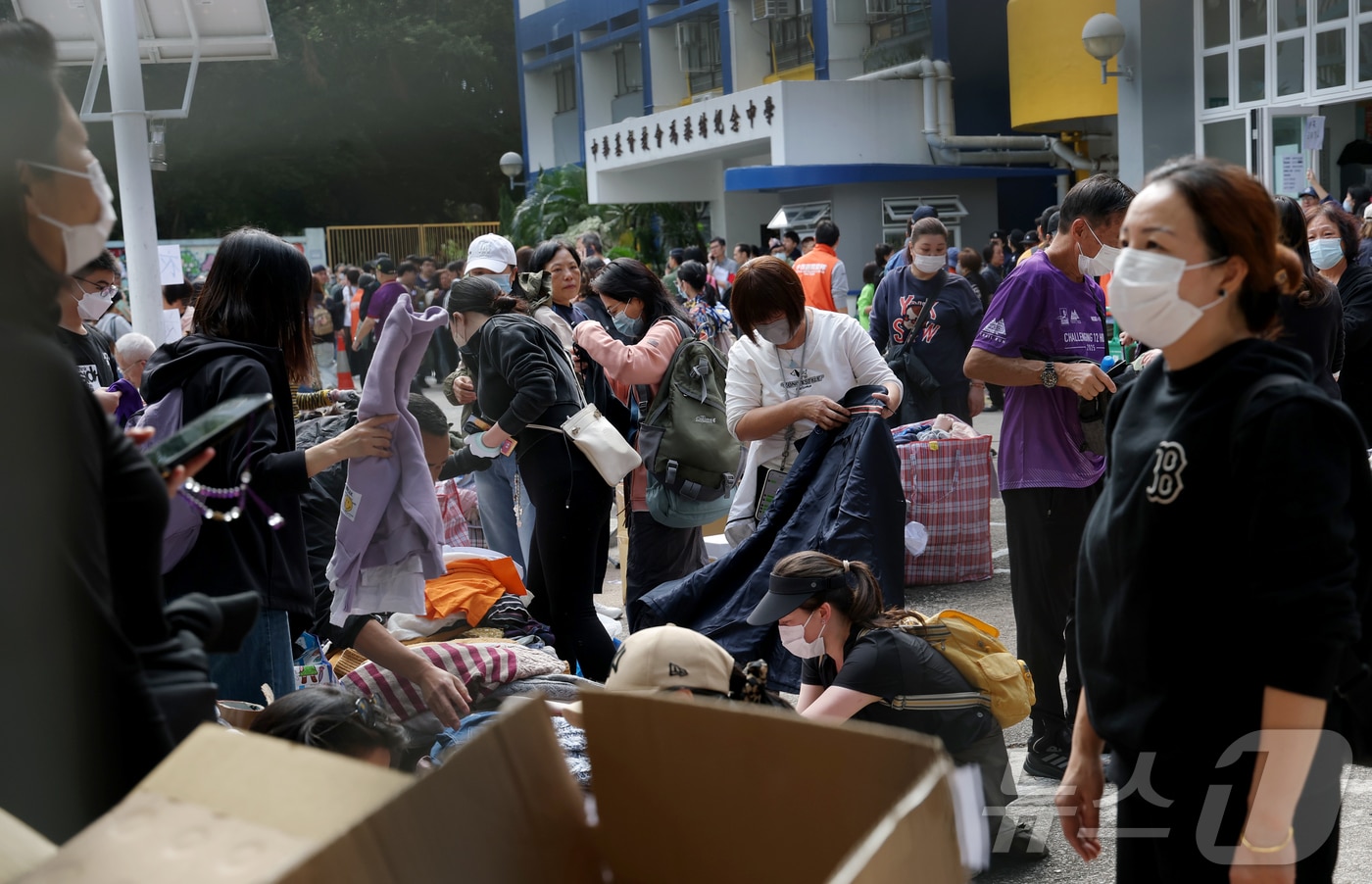 29일(현지시각) 홍콩 북부 타이포의 '왕 푹 코트'(Wang Fuk Court) 아파트 단지 인근 PHAB 센터에서 이재민들이 구호물품을 받고 있다. 2025.11.29/뉴스1 ⓒ News1 권현진 기자