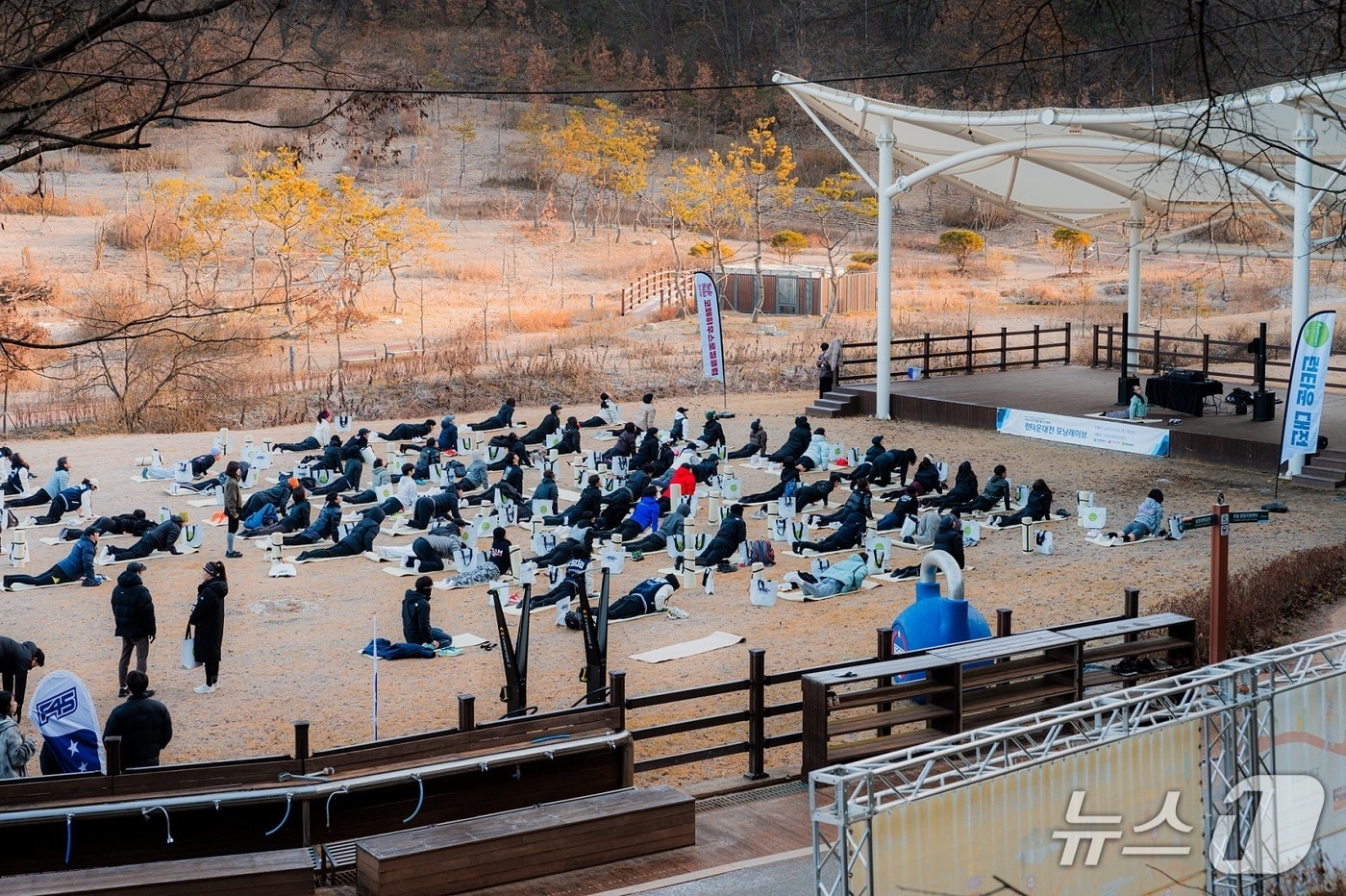 29일 대전 장동산림욕장에서 열린 웰니스 데이에 참여한 청년들이 요가 동작으로 몸을 풀고있다.(대전시 제공) /뉴스1