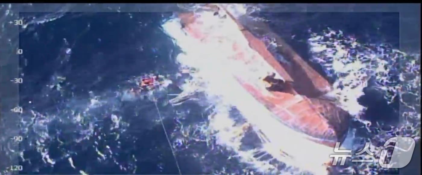 29일 오전 10시 46분쯤 경북 영덕군 강구항 남동쪽 12㎞ 해상에서 2.7톤급 소형어선 A 호가 갑작스런 기상 악화로 전복됐다는 신고가 해양경찰에 접수된 가운데, 동해지방해양경찰청이 같은 날 신고 접수 22분 만에 그 어선의 선장을 헬기로 구조했다. &#40;동해지방해양경찰청 제공. 재판매 및 DB금지&#41; 2025.11.29/뉴스1