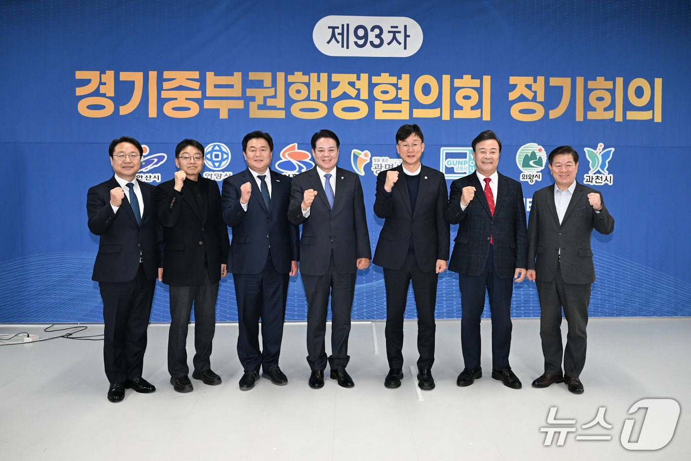 이민근 안산시장&#40;오른쪽 세 번째&#41;이 중부권 7개 지자체장과 기념 사진을 촬영하고 있다.&#40;안산시 제공&#41;