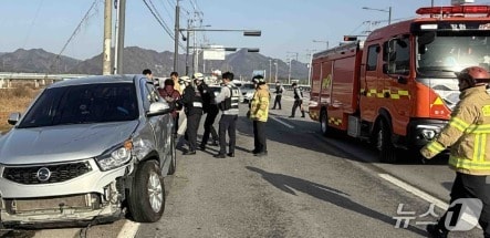 29일 오전 강원 원주시 문막읍의 한 아파트 앞 도로에서 스포츠유틸리티차량&#40;SUV&#41; 1대와 경차 1대간 추돌 사고가 발생, SUV에 타고 있던 60대 여성이 어깨 통증을 호소하며 병원으로 이송됐다. &#40;강원도소방본부 제공. 재판매 및 DB금지&#41; 2025.11.29/뉴스1