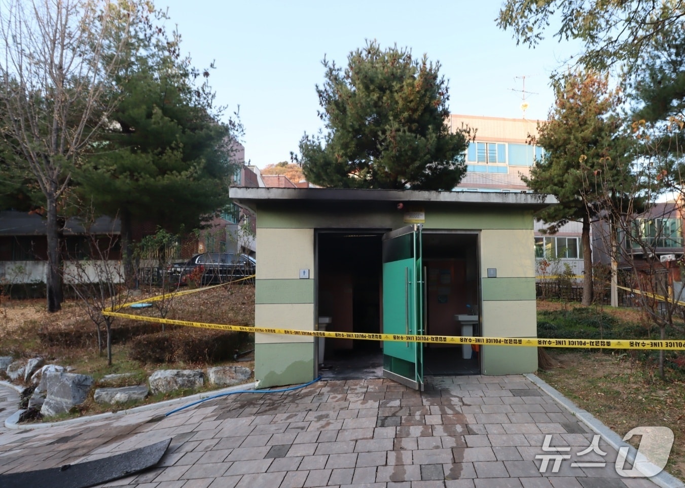 29일 오후 4시11분쯤 대구 달서구 이곡동의 한 공용화장실에서 불이 나 소방 당국이 6분 만에 진화했다. 화장실 안에서 남성 1명이 숨진 채 발견됐다.(대구소방안전본부 제공. 재판매 및 DB금지)