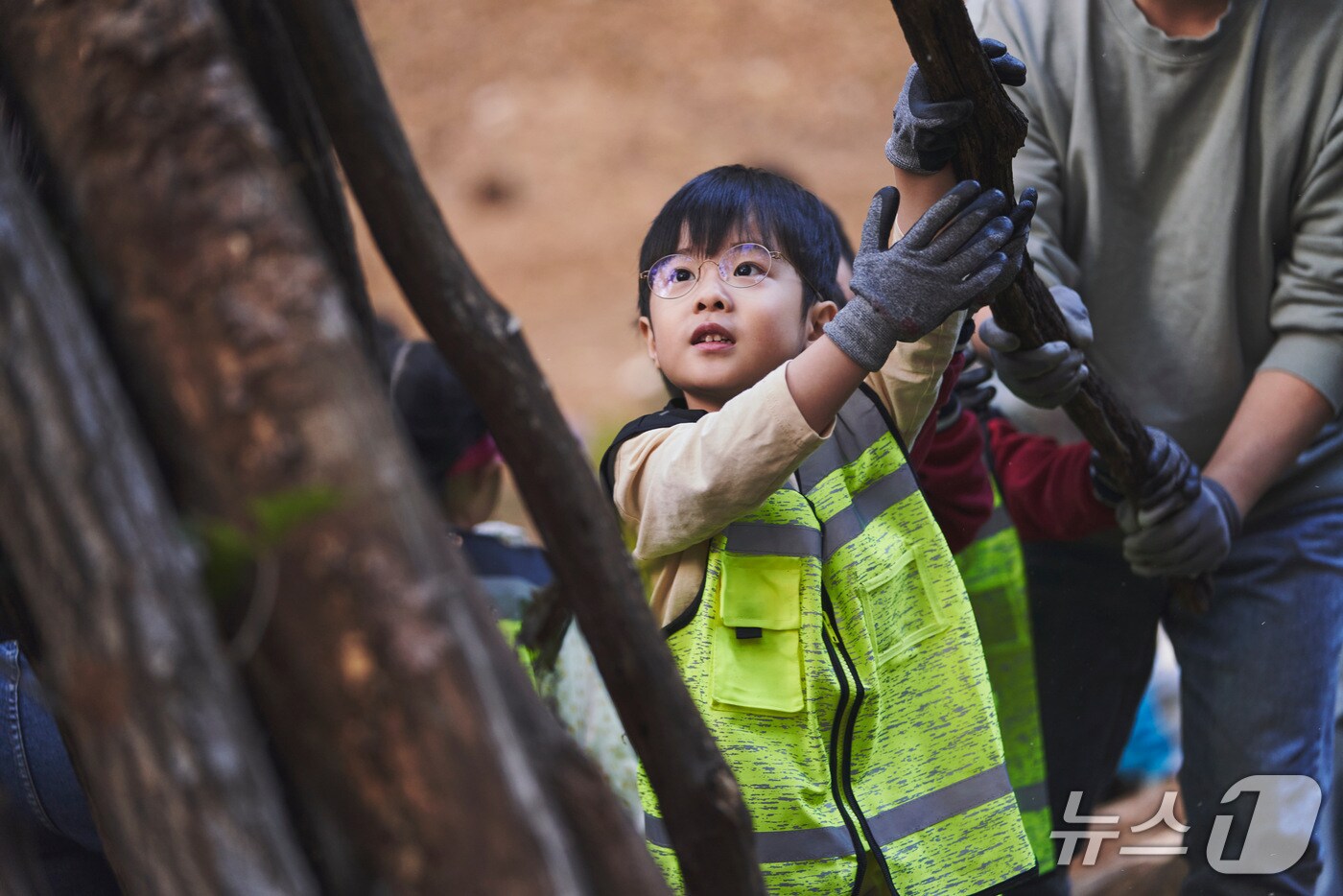 현대위아 임직원과 가족들이 지난 1일 경기도 이천시 포레스트벤처스 식물연구센터에서 오동나무 묘목을 분갈이하는 모습. (현대위아 제공)