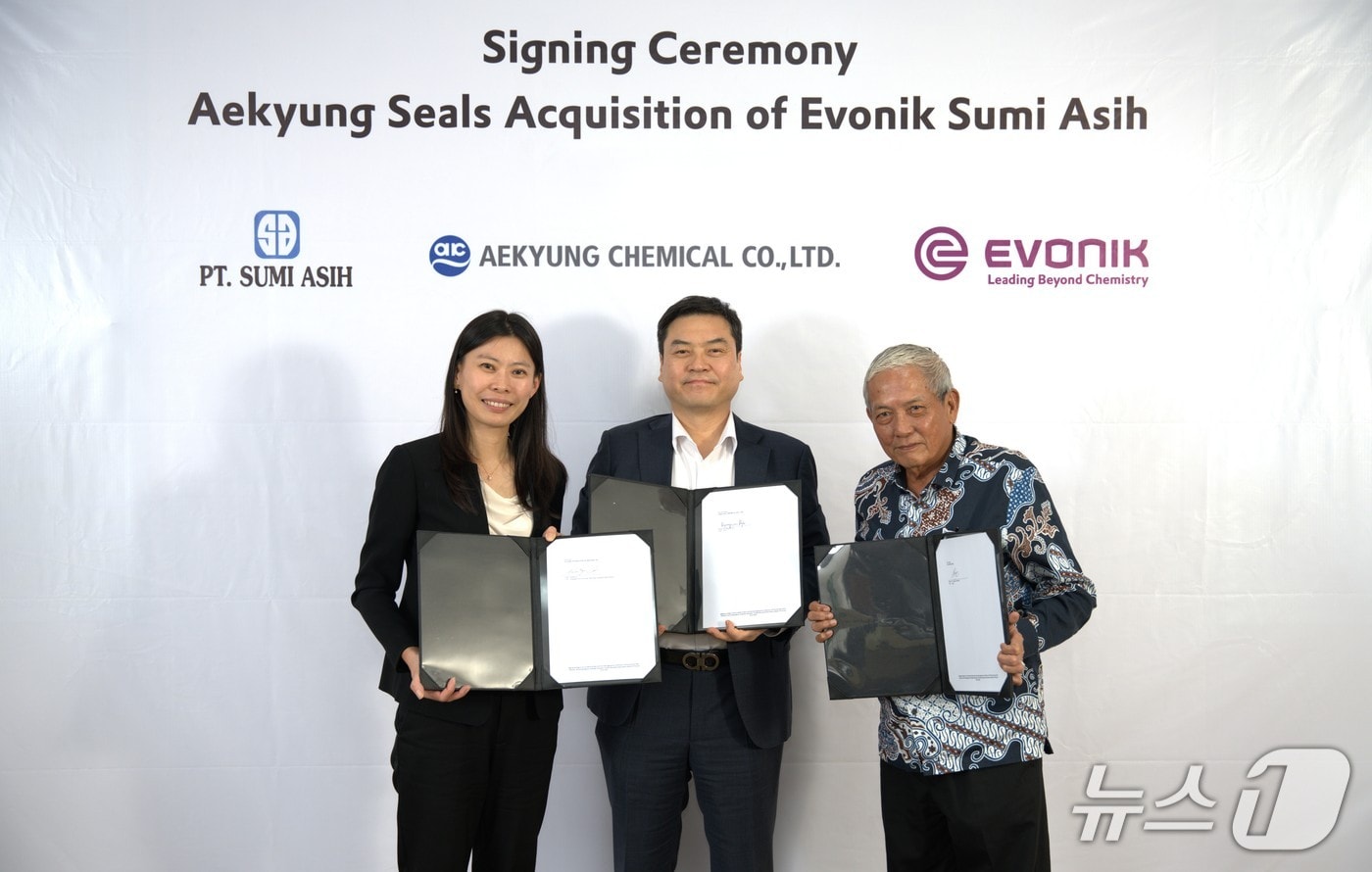 표경원 애경케미칼 대표&#40;가운데&#41;가 공장 인수 서명식 후 기념 촬영을 하고 있다.&#40;애경케미칼 제공&#41;
