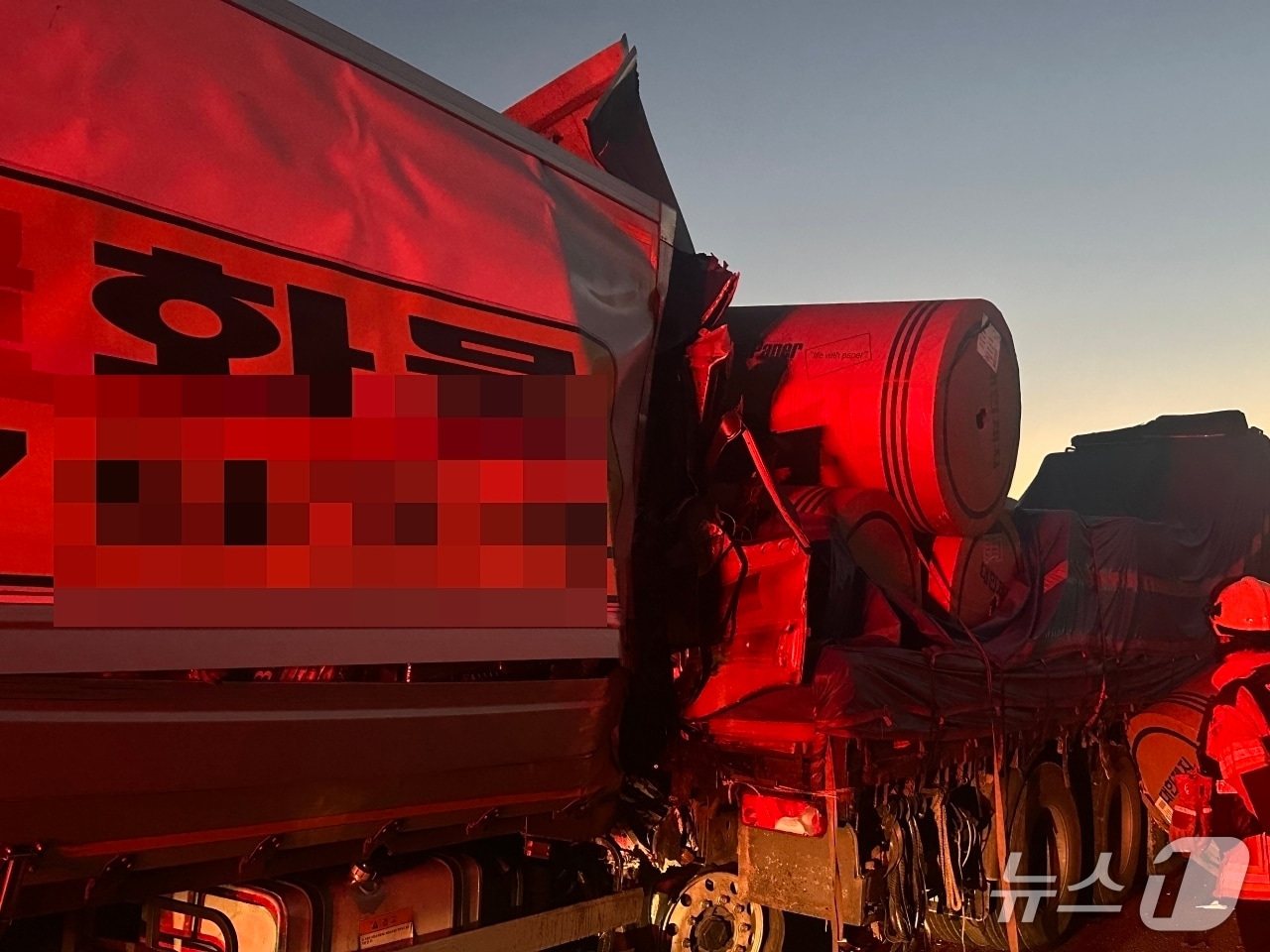 3일 오전 5시 20분쯤 서산영덕고속도로 영덕 방면 충북 보은군 장안면 구간에서 화물차(8.5톤)가 화물차(25톤)를 들이 받았다.(보은소방서 제공. 재판매 및 DB금지) /뉴스1