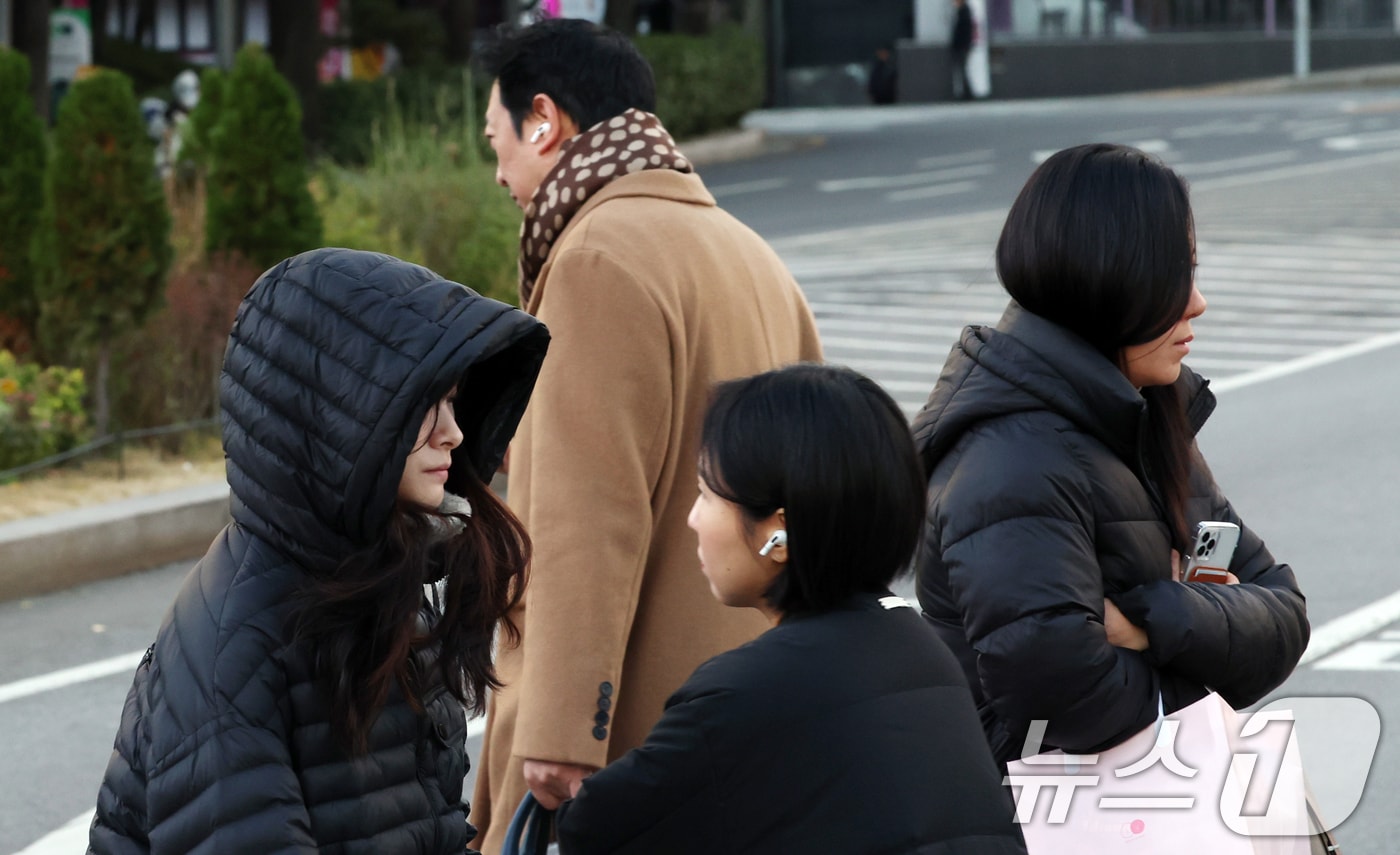 시민들이 잔뜩 움츠린 채 이동하고 있다. 2025.11.3/뉴스1 ⓒ News1 김명섭 기자