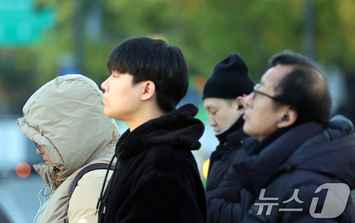 서울 광화문 네거리에서 시민들이 잔뜩 움츠린 채 이동하고 있다. 2025.11.3/뉴스1 ⓒ News1 김명섭 기자