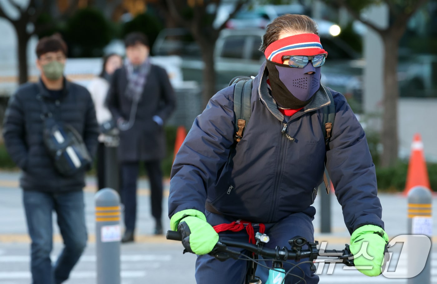 전국의 기온이 영하권으로 떨어지며 출근길 추위가 찾아온 가운데 서울 광화문 네거리에서 시민들이 이동하고 있다. 2025.11.3/뉴스1 ⓒ News1 김명섭 기자