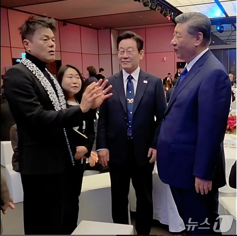 대중문화교류위원회 공동위원장 자격으로 지난 1일 시진핑 중국 국가주석 환영 만찬에 참석한 가수 박진영이 이재명 대통령, 시 주석과 함께 '한중 대중문화 교류'에 대해 이야기를 하고 있다. (SNS 갈무리) ⓒ 뉴스1