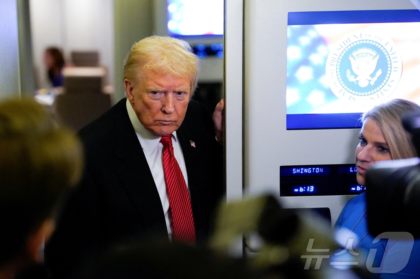 도널드 트럼프 미국 대통령이 2일(현지시간) 미국 앤드루스 공군기지로 향하는 에어포스원(대통령 전용기) 기내에서 기자단과 대화하고 있다. ⓒ 로이터=뉴스1 ⓒ News1 이창규 기자