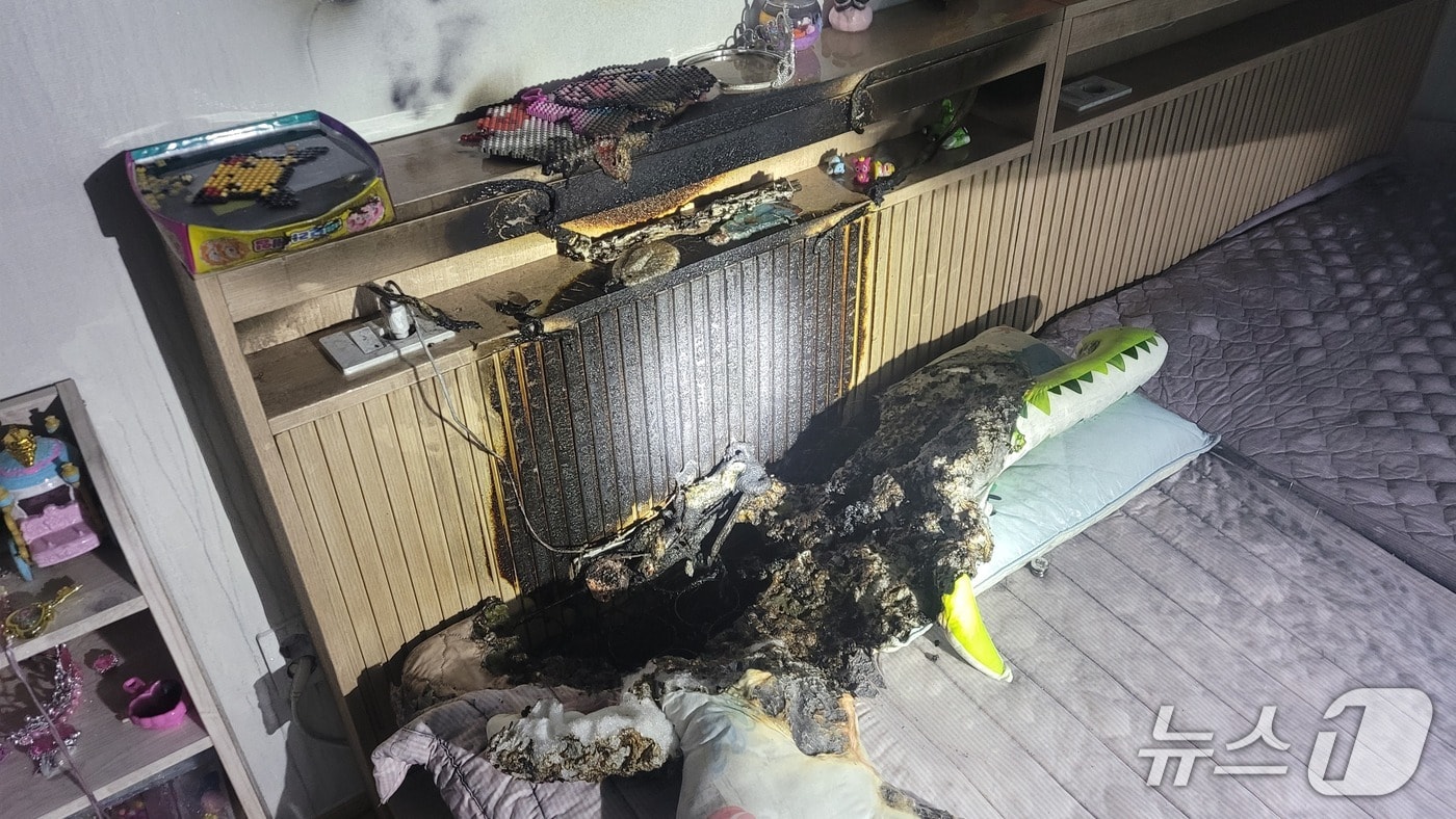 지난 2일 제주시 공동주택 침실에서 발생한 화재 현장.(제주도소방안전본부 제공. 재판매 및 DB 금지)
