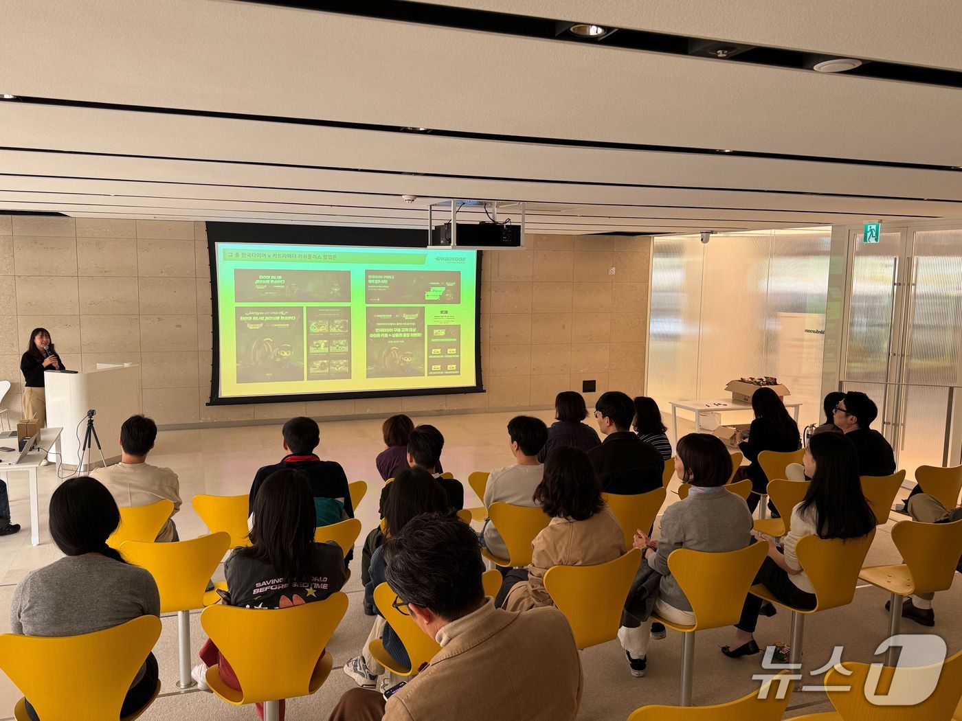 31일 한국앤컴퍼니그룹 판교 사옥에서 임직원을 대상으로 열린 제25회 &#39;지식나눔회&#39;에서 발표자가 &#39;한국&#39;&#40;Hankook&#41; 브랜드와 넥슨코리아 인기 모바일 게임 &#39;카트라이더 러쉬 플러스&#39; 간 컬래버레이션 사례를 소개하고 있다&#40;한국앤컴퍼니그룹 제공&#41;. 2025.10.31.