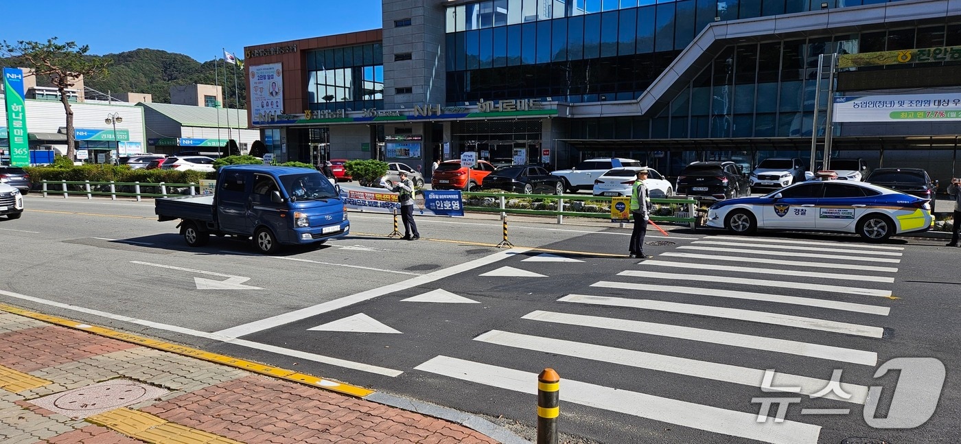 전북 진안군이 경찰서와 합동으로 자동차세, 과태료 등 체납 차량 단속과 번호판 영치를 실시하고 있다.(진안군제공. 재판매 및 DB금지)2025.11.3/뉴스1