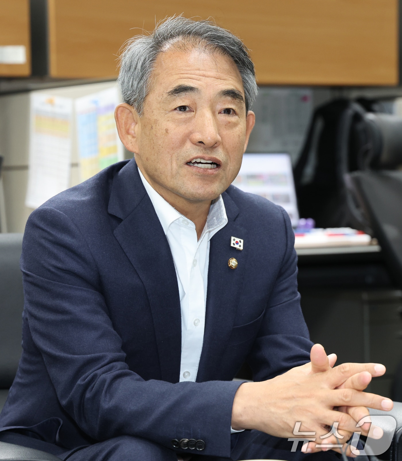 윤준병 더불어민주당 신임 전북도당위원장이 지난 3일 전북 전주시 전북특별자치도의회 기자실에서 간담회를 열고 질의에 답변하고 있는 모습. 2025.11.3/뉴스1 ⓒ News1 유경석 기자