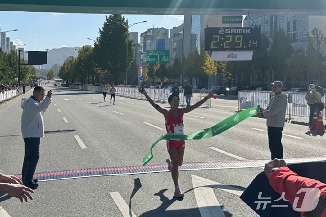 임예진 선수의 2025 JTBC 서울마라톤 결승선 통과 모습.(충주시 제공. 재판매 및 DB금지)/뉴스1 