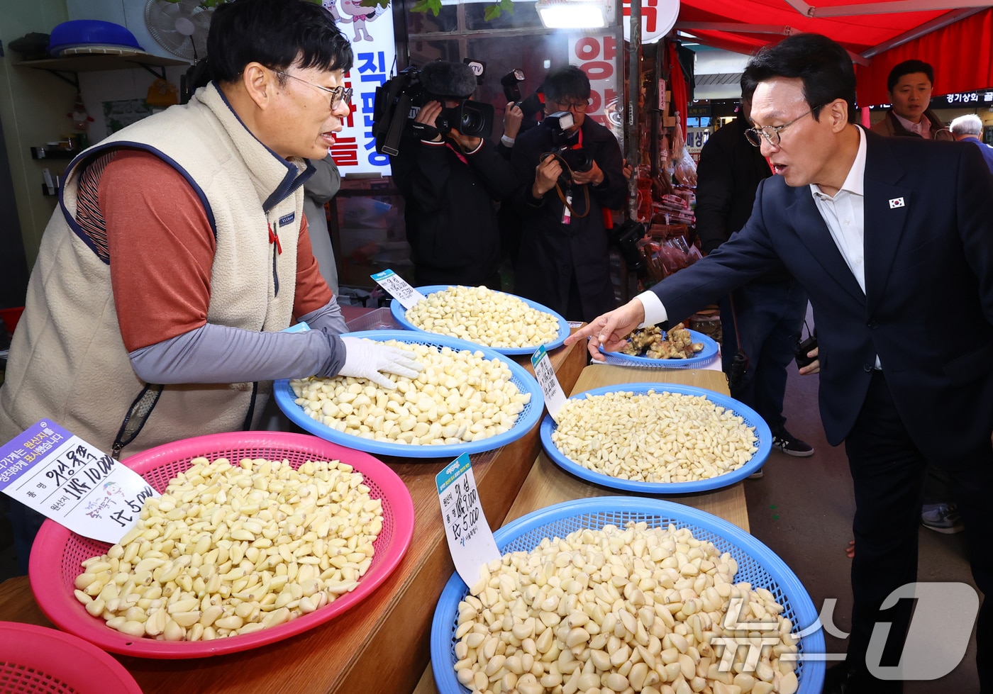 김민석 국무총리가 지난 3일 오전 농축산물 물가 점검을 위해 서울 동대문구 경동시장 마늘 직판장을 방문해 상인과 이야기를 나누고 있다. &#40;공동취재&#41; 2025.11.3/뉴스1 ⓒ News1 김도우 기자