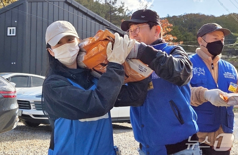 Des célébrités transportant de la nourriture avec des pelles… Un « vrai service » pour les chiens de sauvetage