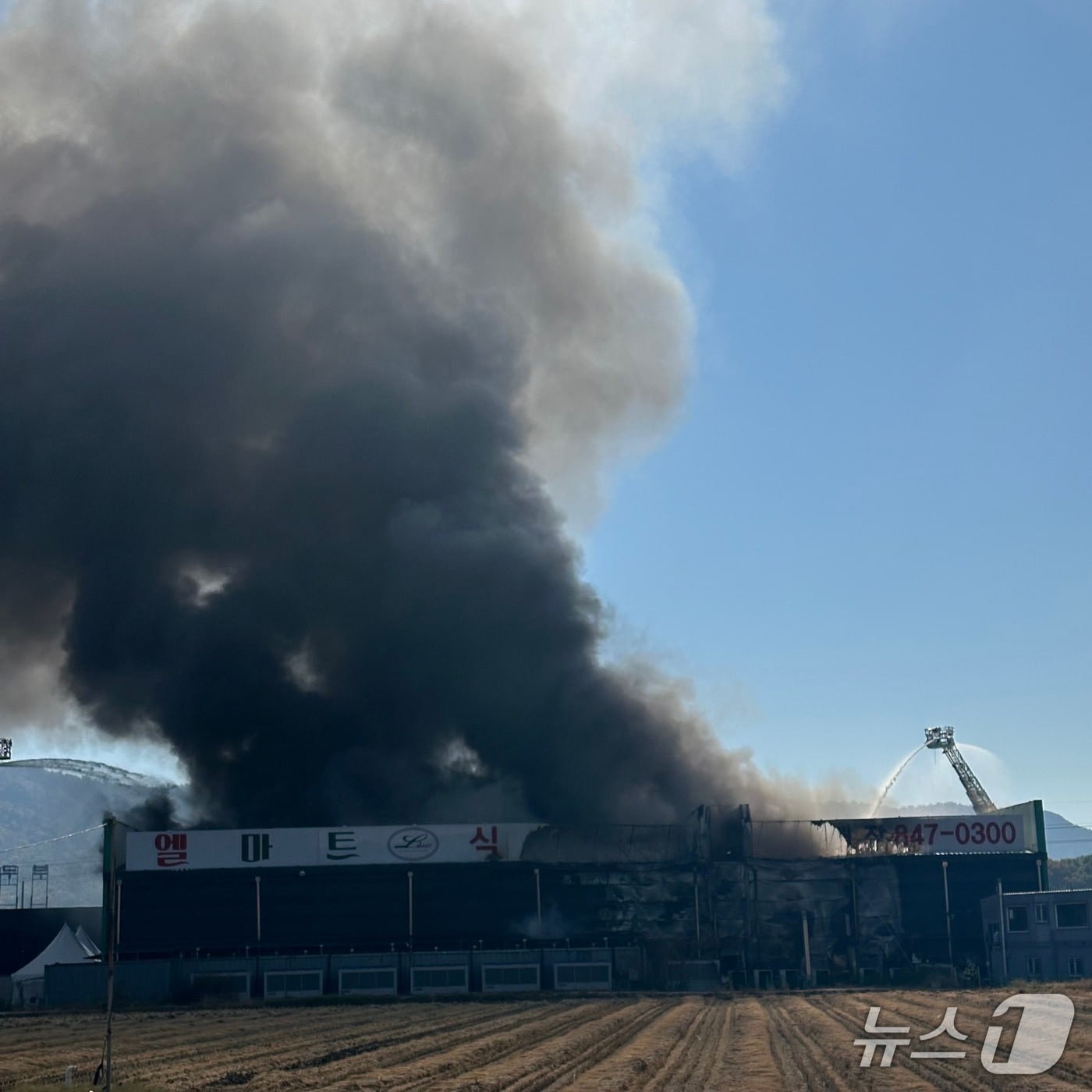 3일 오전 10시 37분께 경기 양주시 삼숭동 삼숭교차로 인근의 마트에서 불이 난 모습 2025.11.3/뉴스1 ⓒ News1 이상휼 기자