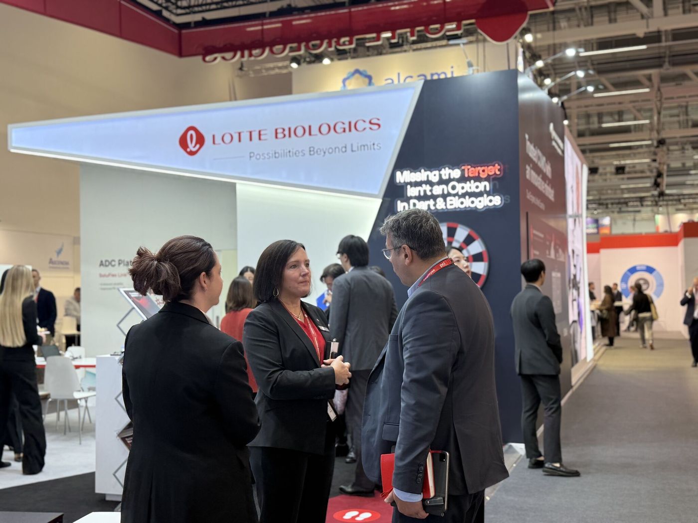 롯데바이오로직스의 'CPHI Worldwide 2025' 전시 부스 전경. (롯데바이오로직스 제공)