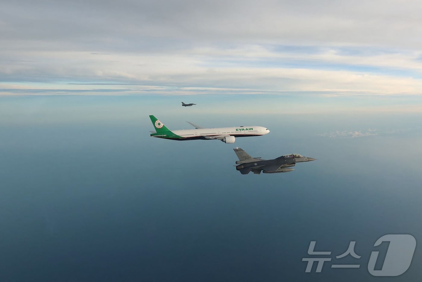 대만 여객기 한 대를 대만 공군의 미국산 F-16V 전투기 2대가 호위하는 모습.<자료사진> ⓒ AFP=뉴스1