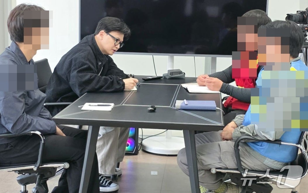 경기도 남부 민심경청로드에 나선 한동훈 전 국민의힘 대표가 지난 10월 29일 경기도 평택시에서 반도체 공장 건설 현장에서 일하고 있는 청년 노동자들을 만나 애로점, 건의사항 등을 듣고 있는 모습. (SNS 갈무리)  ⓒ 뉴스1 