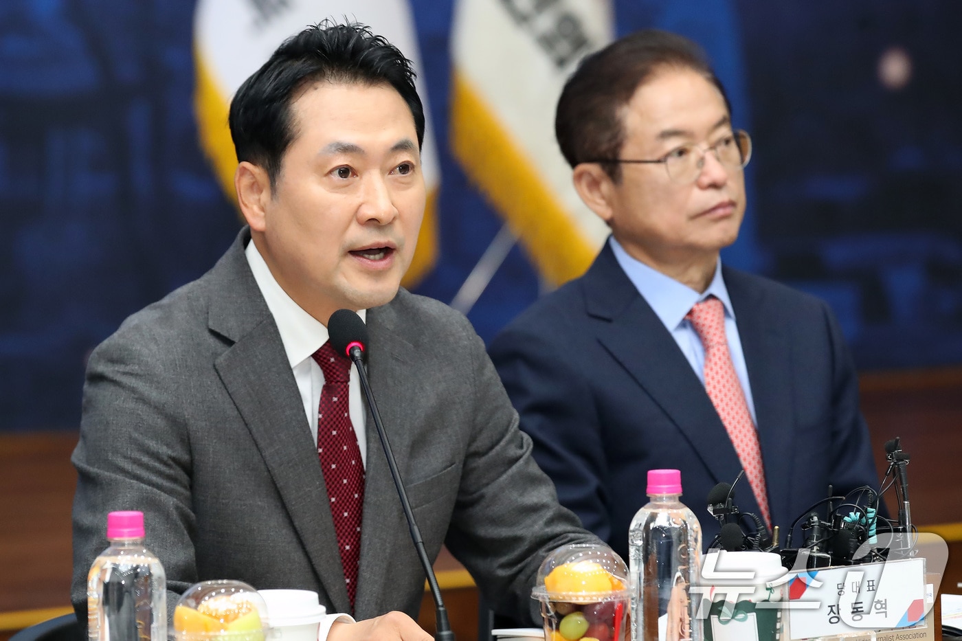 지난 11월 3일 장동혁 국민의힘 대표(왼쪽)가 경북 안동시 경북도청에서 열린 대구·경북 지역민생 예산정책협의회에서 인사말을 하고 있다. 오른쪽은 이철우 경북도지사. 2025.11.3/뉴스1 ⓒ News1 공정식 기자