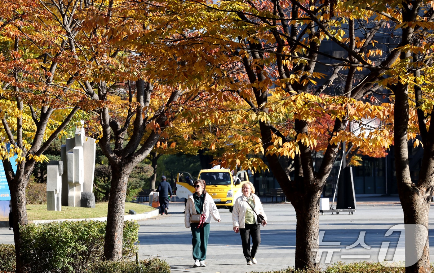 지난 3일 오후 서울 송파구 올림픽공원을 찾은 시민들이 단풍이 든 산책로를 걷고 있다. 2025.11.3/뉴스1 ⓒ News1 장수영 기자