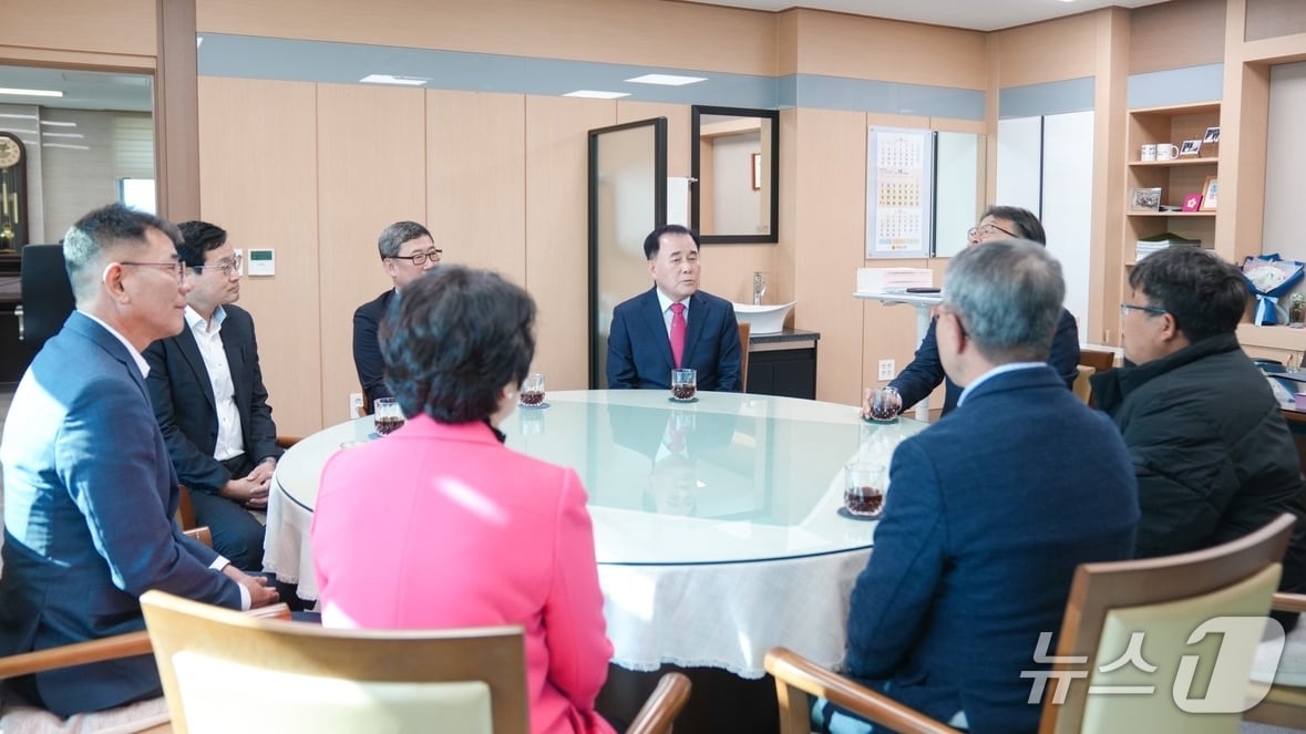 김지철 교육감과 금산교육지원청 관계자들이 피해 입은 가정 학부모를 격려하고 있다. (충남교육청 제공, 재판매 및 DB금지) / 뉴스1