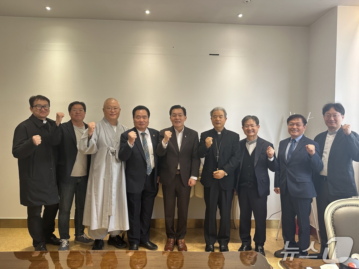 이재준 경기 수원시장이 '개신교, 천주교, 불교, 원불교 4대 종단 간담회' 참석자들과 기념촬영을 하고 있다. (수원시 제공. 재판매 및 DB 금지) 2025.11.3/뉴스1