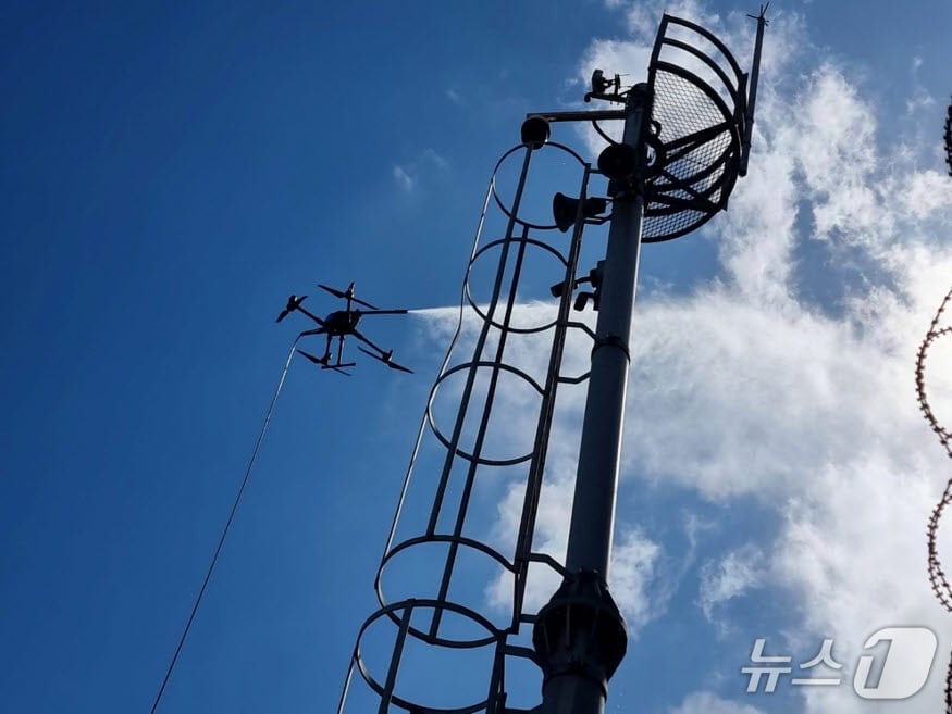 울산항 내 폐쇄회로(CC)TV 카메라 청소에 드론이 투입되는 모습.(울산항만공사 제공. 재판매 및 DB금지)/뉴스1