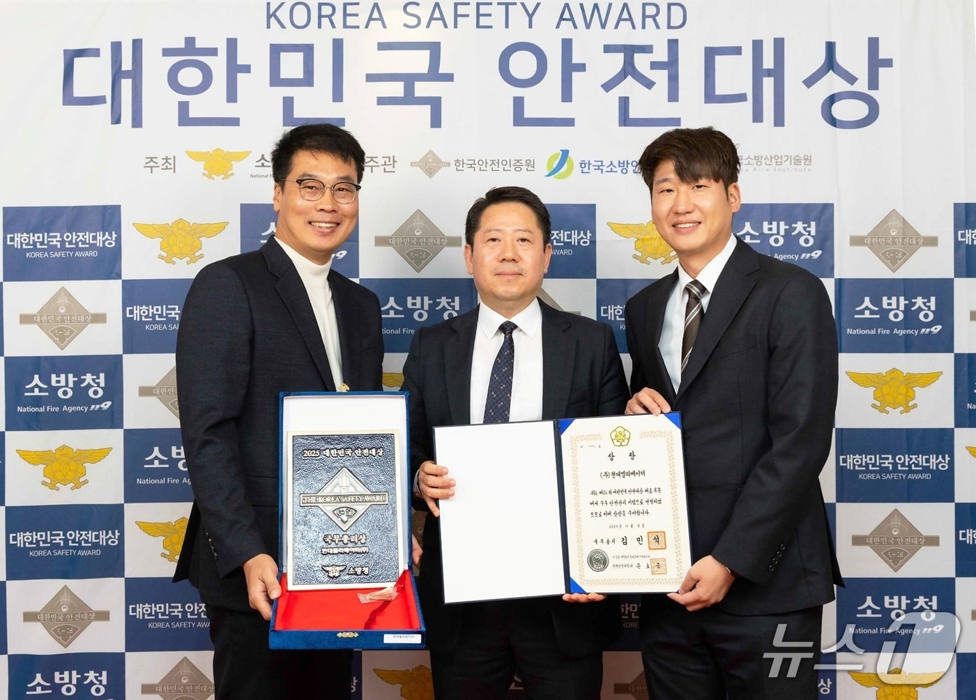 현대엘리베이터 임직원들이 3일 서울 중구 한국프레스센터에서 열린 24회 대한민국 안전대상에서 국무총리상을 받았다.(현대엘리베이터 제공)