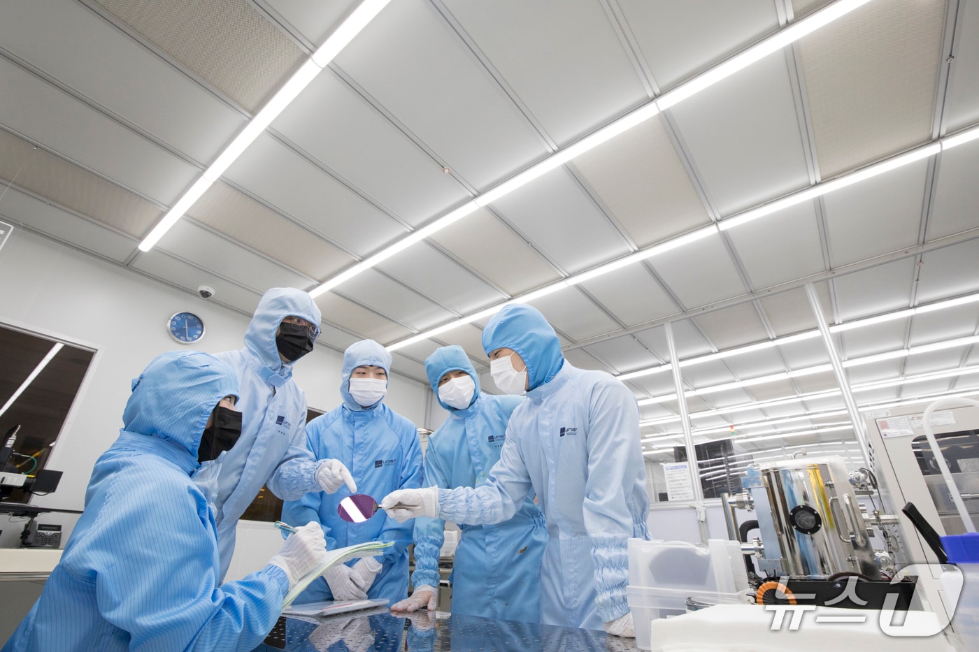 UNIST 연구원들이 나노소자공정실에서 반도체 개발 공정에 대해 토론하는 모습.(UNIST 제공. 재판매 및 DB금지)/뉴스1