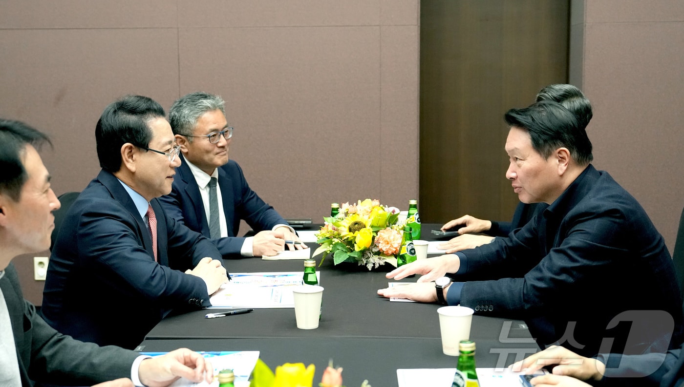 김영록 전라남도지사가 3일 서울 코엑스 오픈미팅룸에서 SK 최태원회장과 면담을 갖고 ‘오픈AI AI데이터센터’ 등과 관련해 SK 그룹 투자협의를 하고 있다.(전남도 제공. 재판매 및 DB금지) 2025.11.3/뉴스1 