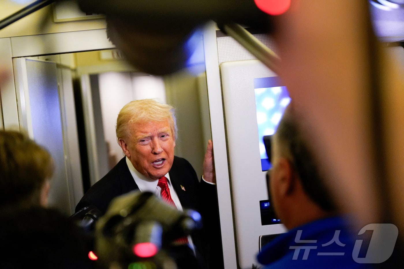 2일&#40;현지시간&#41; 도널드 트럼프 미국 대통령이 미국 앤드루 공군기지로 향하는 대통령 전용기&#40;에어포스원&#41;에서 기자들에게 발언하고 있다. 2025.11.02. ⓒ 로이터=뉴스1 ⓒ News1 이정환 기자
