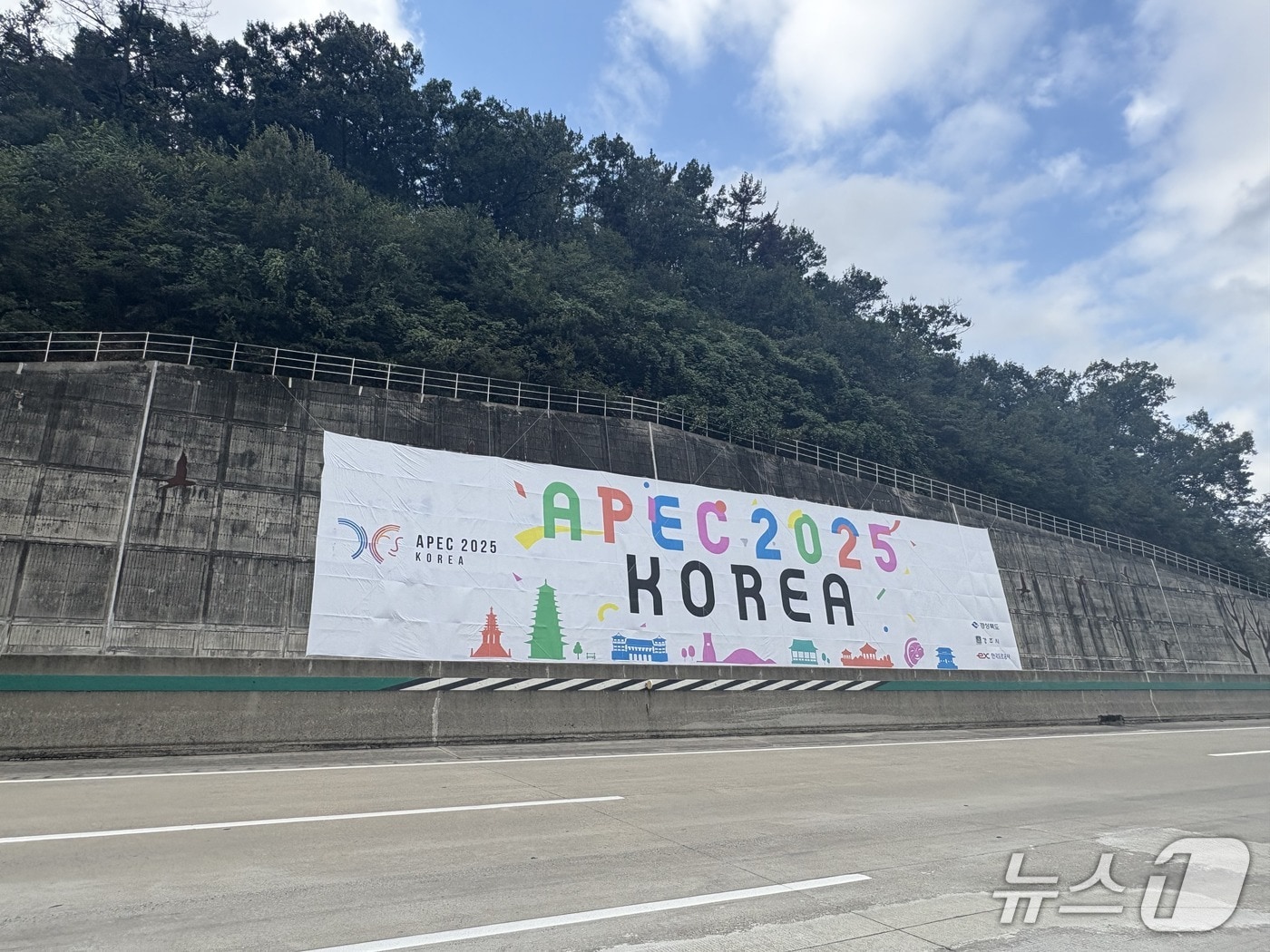 도로공사 부산경남본부가 경주 APEC 기간 동안 도로 정비와 교통관리로 성공적인 행사 개최를 지원했다. 사진은 각국 정상과 수행단 이동 경로에 설치한 APEC 홍보물.&#40;도로공사 부산경남본부 제공. 재판매 및 DB금지&#41;