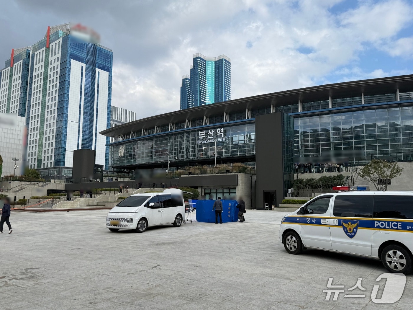 3일 오후 부산 동구 부산역 광장에서 70대 남성이 분신을 시도해 경찰이 현장을 조사하고 있다. (부산경찰청 제공. 재판매 및 DB 금지)