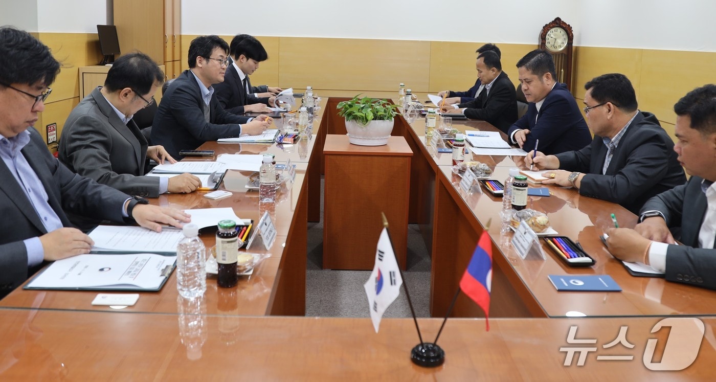 법무부는 3일 김정도 출입국정책단장(출입국·외국인정책본부장 직무대리)과 라오스 이민국 대표단이 출입국 및 이민정책 협력 방안을 논의했다고 이날 밝혔다.