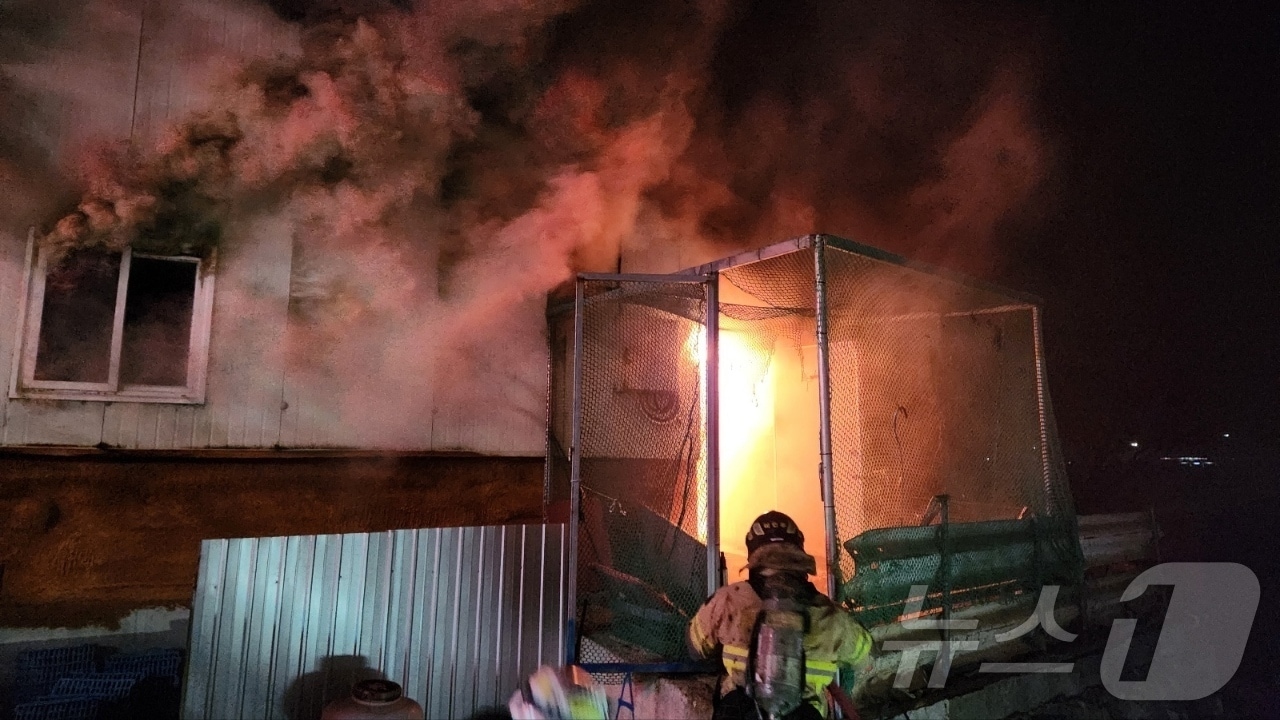 30일 오전 4시10분쯤 경북 성주군 초전면의 한 돈사에서 화재가 발생해 소방당국이 진화하고 있 ⓒ News1 김종엽 기자