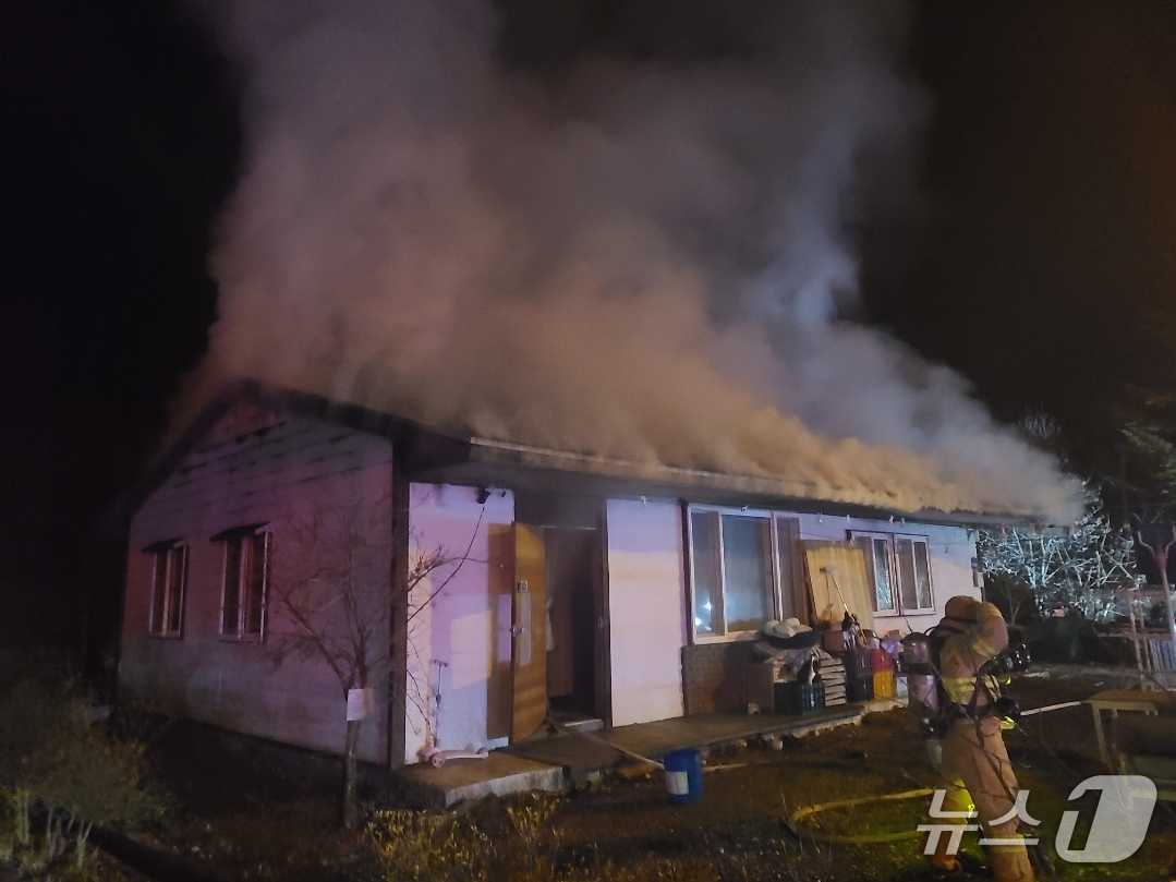 평창 미탄면 주택 화재.(강원도소방본부 제공. 재판매 및 DB금지)/뉴스1