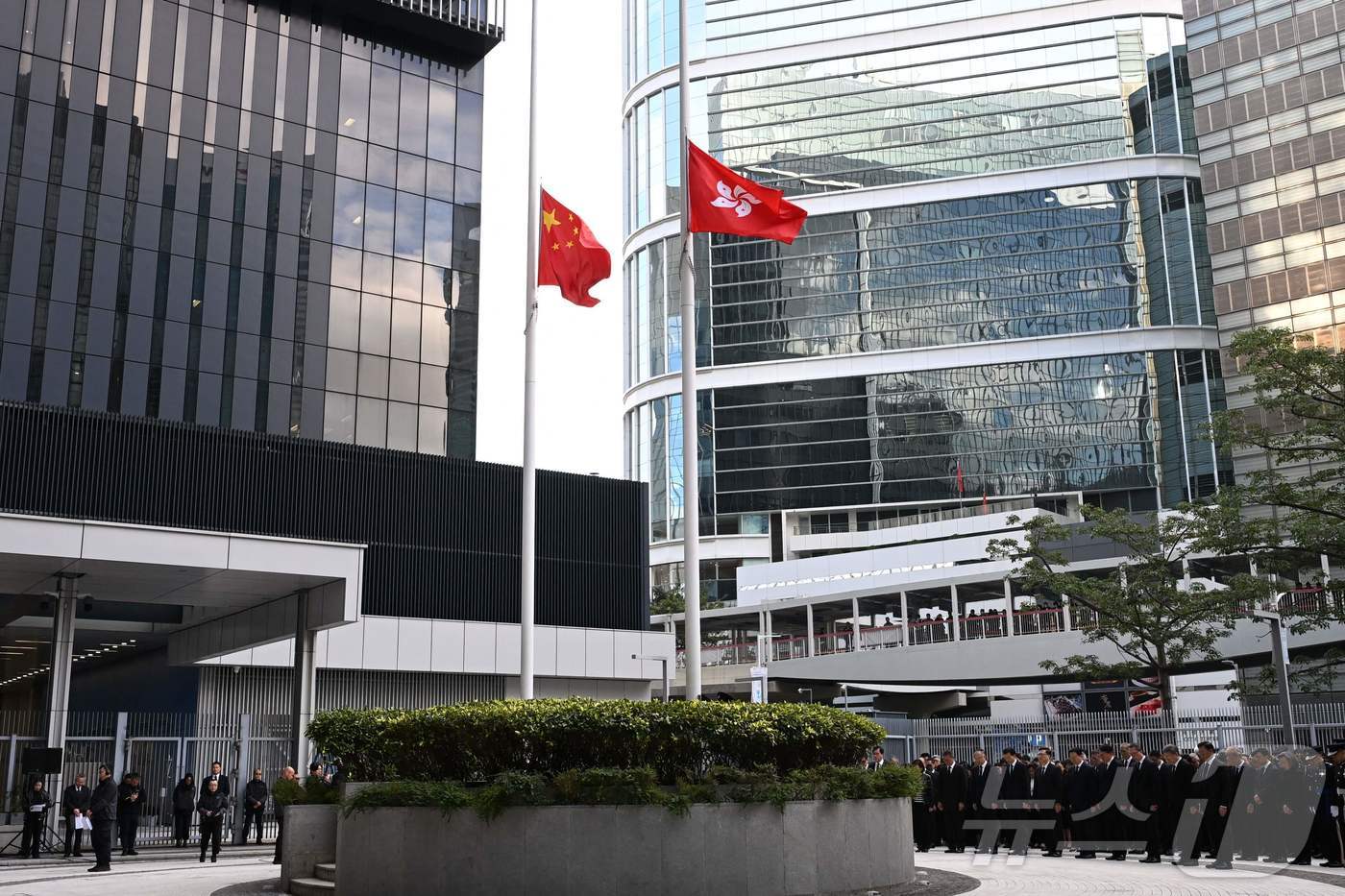 홍콩 화재 애도 기간 시작, 전세계서 추모 물결[포토 in 월드] - 뉴스1