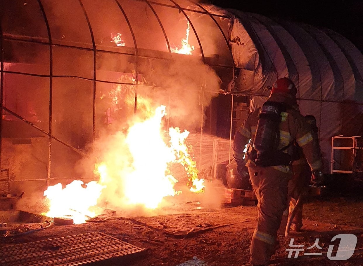 29일 오후 9시28분분쯤 경북 울진군 울진읍의 한 비닐하우스형 창고에서 화재가 발생해 소방당국이 진화하고 있다.&#40;경북소방본부 제공, 재판매 및 DB 금지&#41;