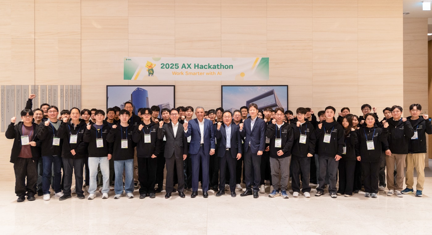 S-OIL 안와르 알 히즈아지 CEO&#40;앞줄 왼쪽에서 8번째&#41;가 사내 AX 해커톤 대회 참가자들과 기념촬영을 하고 있다. &#40;에쓰오일 제공&#41;