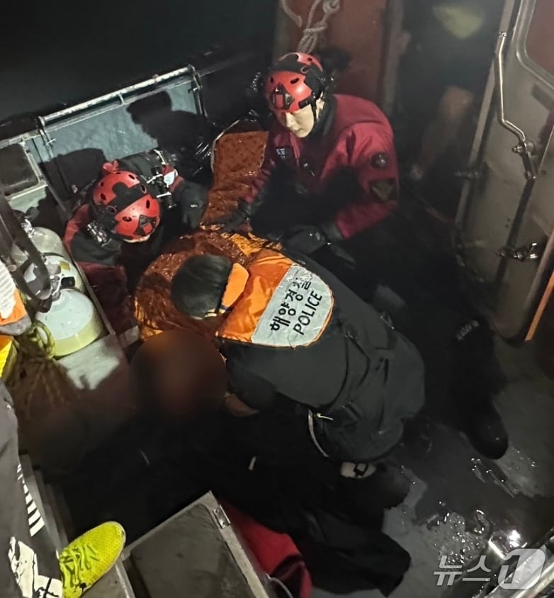 29일 오후 6시 1분쯤 포항시 북구 동빈항 한 병원 앞 해상에 빠진 70대를 해경이 구조하고 있다.(포항해경 제공, 재판매 및 DB금지)